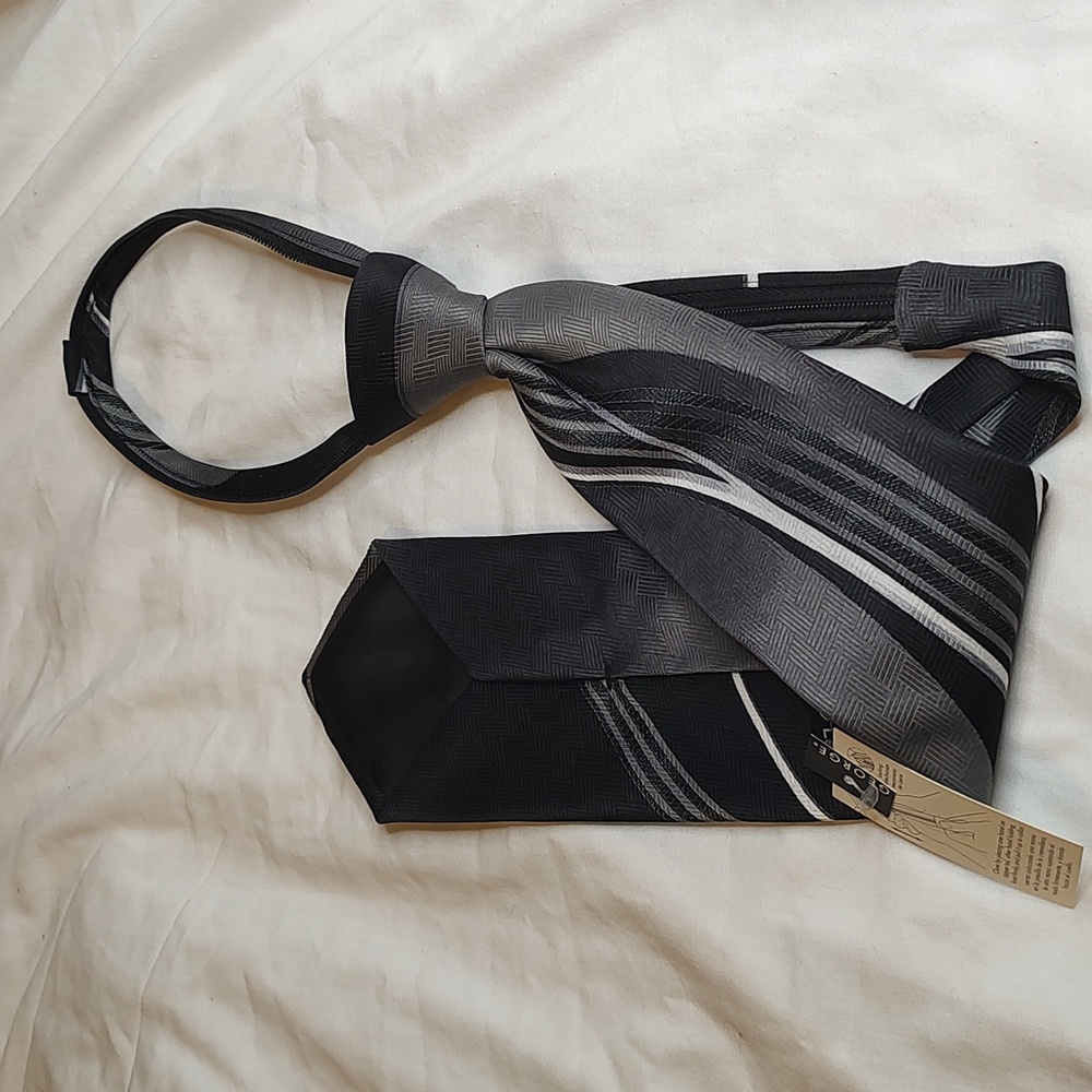 George grey abstract zip up tie. NWT